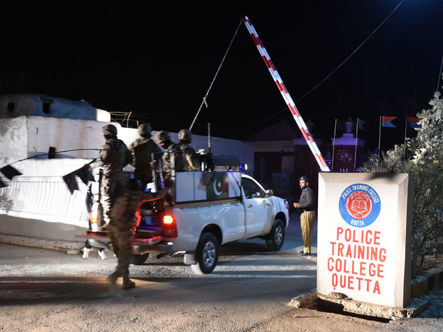 Pakistan, almeno 60 morti in attacco a scuola di polizia