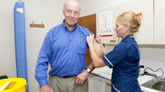 Influenza: sintomi febbre, mal di gola, tosse. Chi deve vaccinarsi