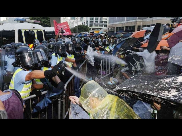 Studenti in rivolta a Hong Kong, chiedono l'avvio della democrazia