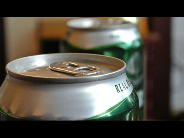 Boston: a colpi di birre fa fuggire un gruppo di teppisti