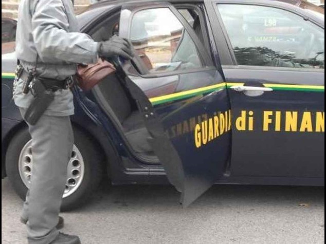 Mafia a Roma: gasolio per una 'nave fantasma', arresti alla Marina