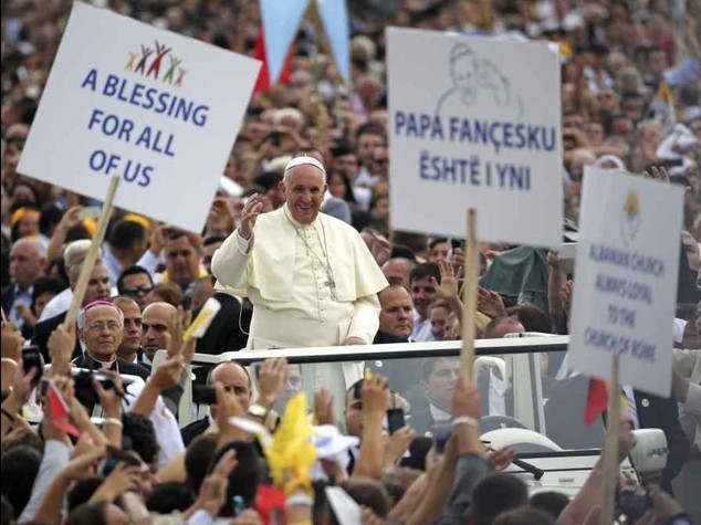 Papa in Albania: "e' un esempio". "Dio non e' scusa per la violenza"