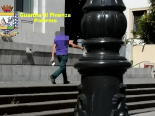 Falso cieco da oltre 10 anni, incastrato a Palermo - VIDEO