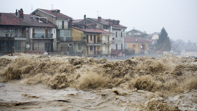 Incubo alluvione in Piemonte e Liguria, esonda il Tanaro