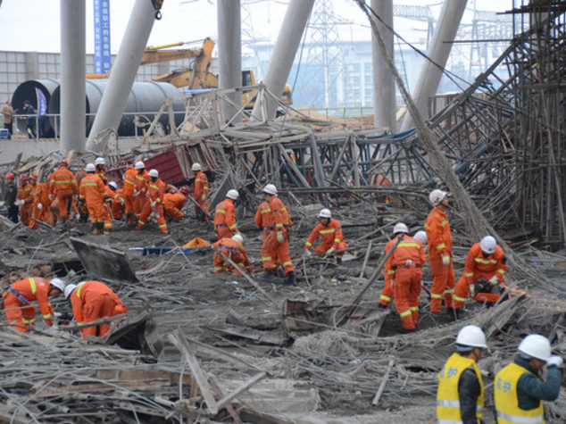Crolla impalcatura in Cina, muoiono 74 lavoratori