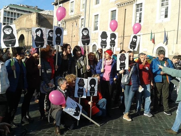 "Lotto marzo", le donne festeggiano scioperando. Cortei in 16 città