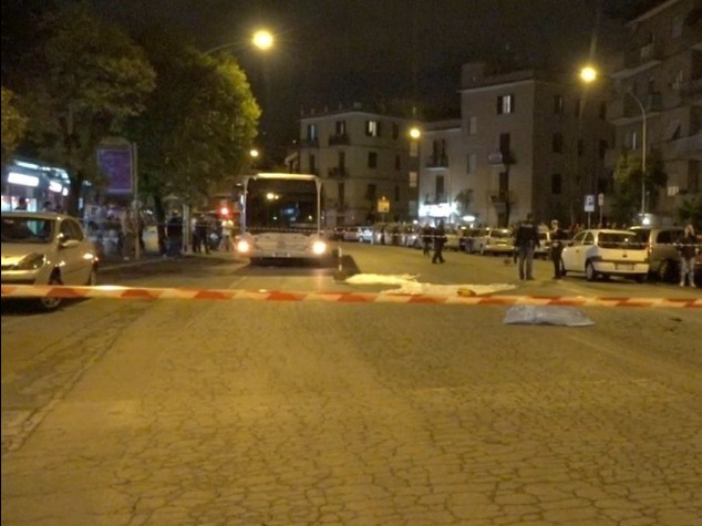 Piombano con l'auto su una fermata del bus a Roma, un morto e 8 feriti. Caccia a due rom