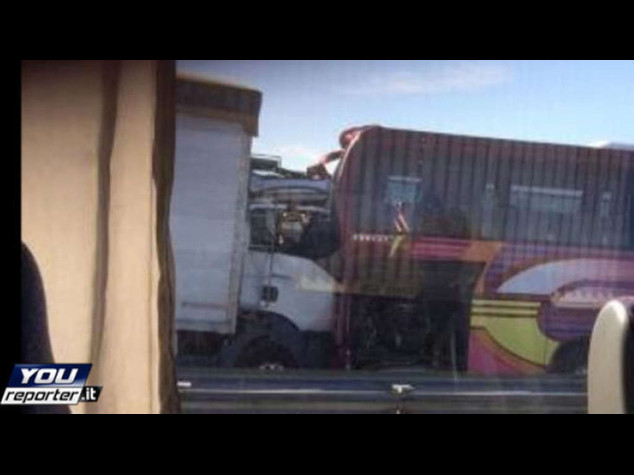 Camion tampona pullman scolaresca sull'A4, 35 feriti lievi - Video
