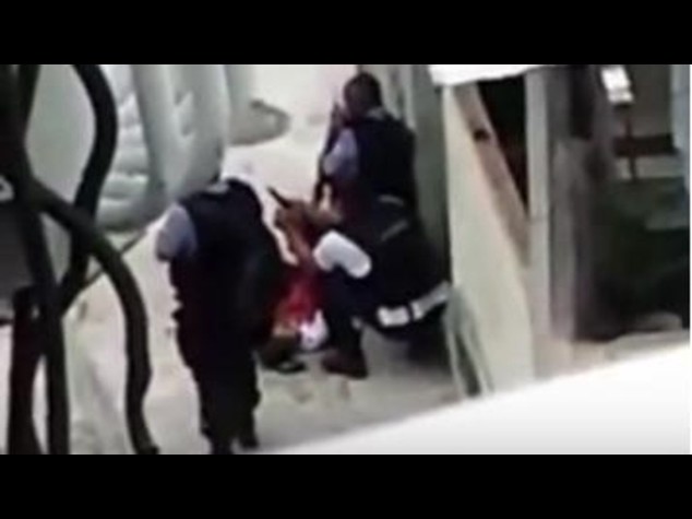 Brasile: pistola in mano a ragazzo ucciso, video incastra polizia - Video