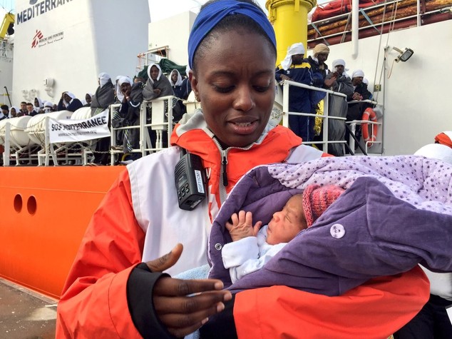In fuga dalla Libia, Favour nasce tra le mani dei soccorritori