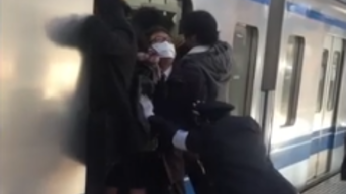 Tokyo, il video dei passeggeri stipati come sardine sulla metro