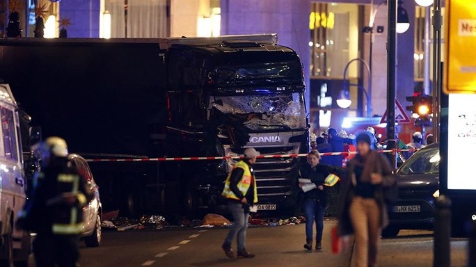 Tir si schianta su mercato di Natale a Berlino