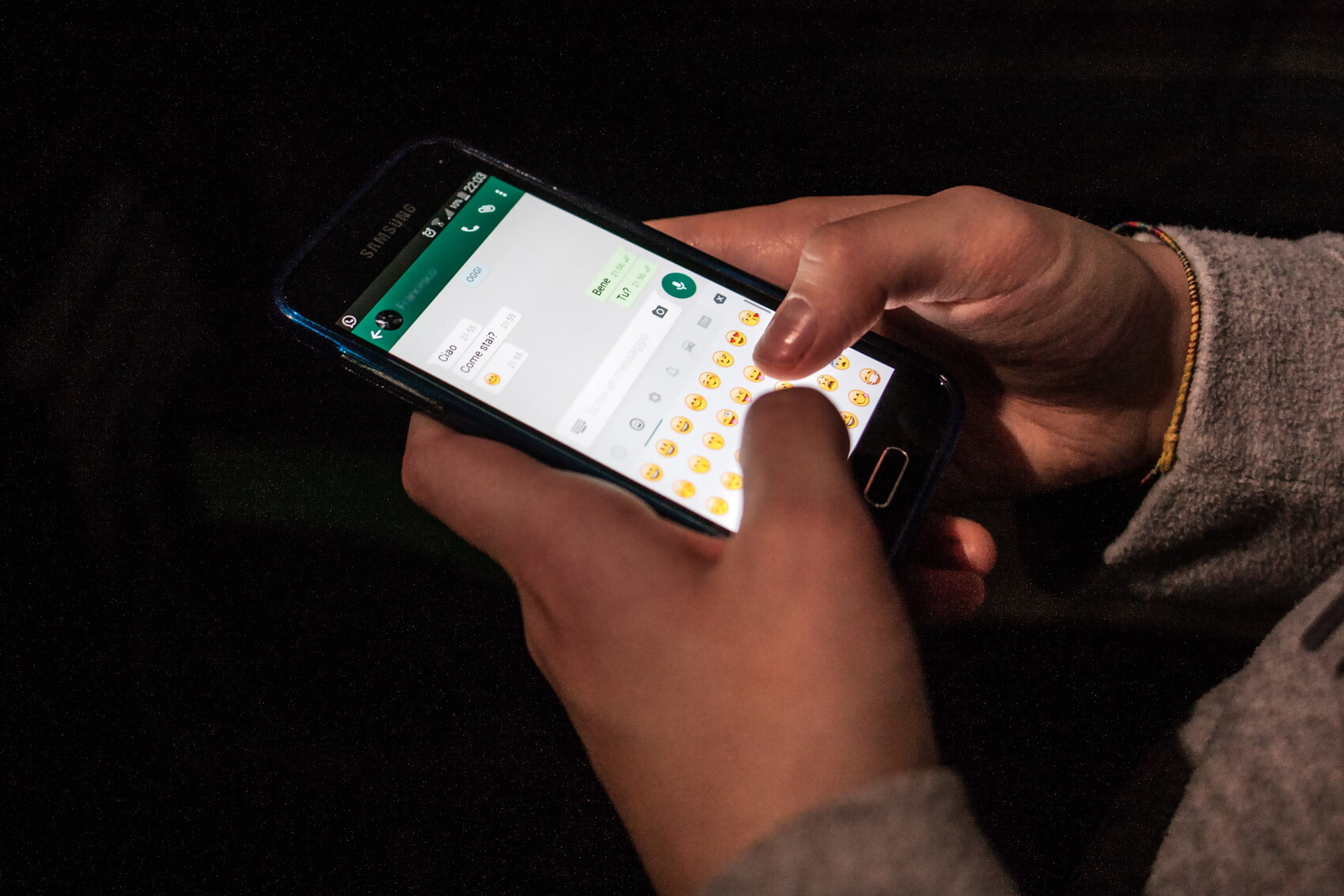Abusano di una 12enne e diffondono il video su Whatsapp