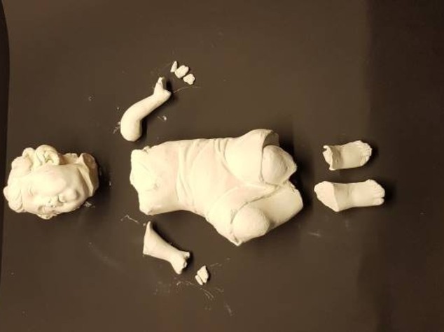 Nel presepe di don Vitaliano un Gesù bambino in frantumi