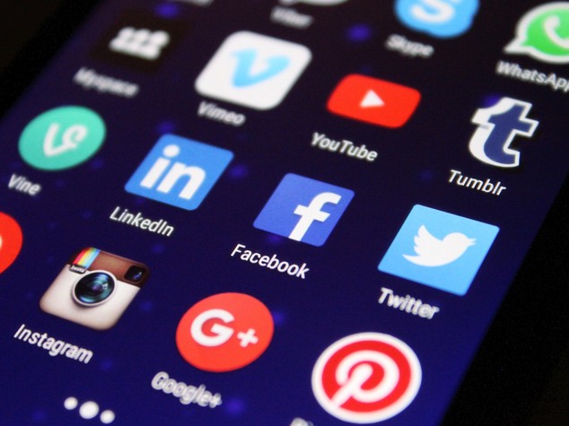 Se i profili Facebook e Twitter diventano il passaporto per gli USA, abbiamo un problema: si chiama libertà