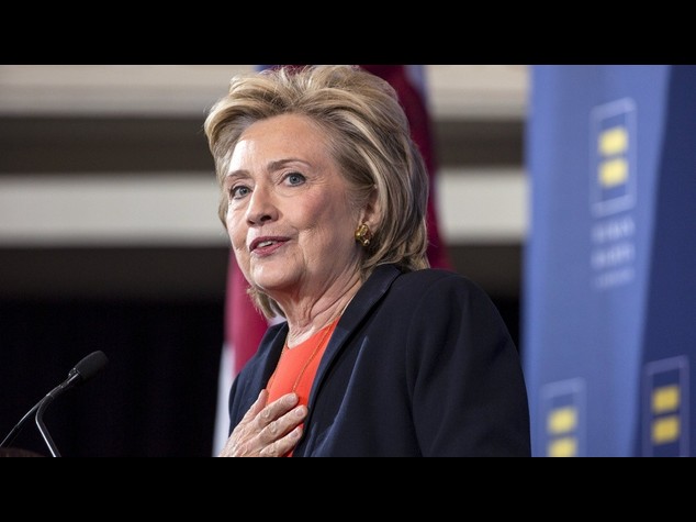Usa: Hillary Clinton va alla "guerra delle armi"