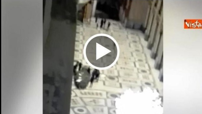 Baby gang ruba l'albero di Natale nella Galleria Umberto I -Video