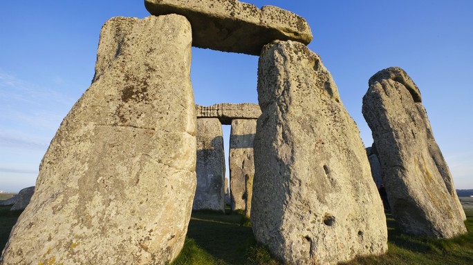 Non vuole pagare il parcheggio per andare a Stonehenge. E Re Artù si rivolge al tribunale