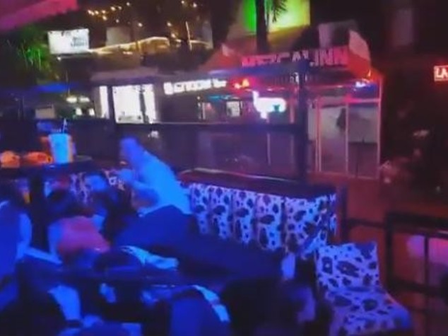 Un uomo spara davanti una discoteca in Messico, ucciso anche un italiano - Video