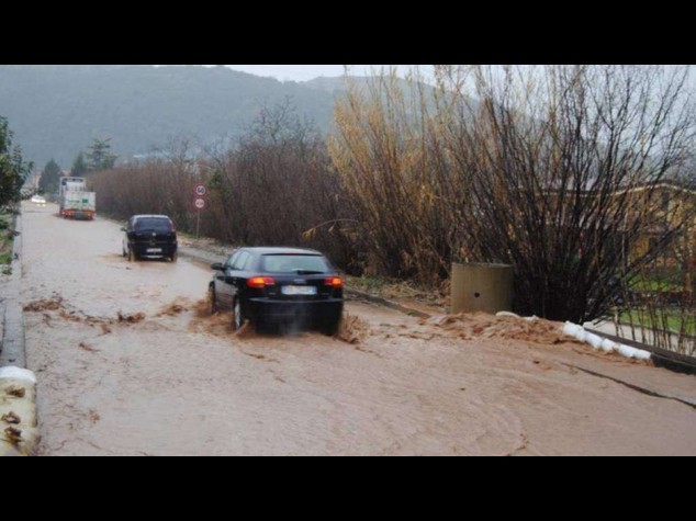 Maltempo: disagi nel Salernitano, allagamenti e auto in panne