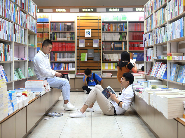 Lo smartphone nemico del libro? Non è poi così vero