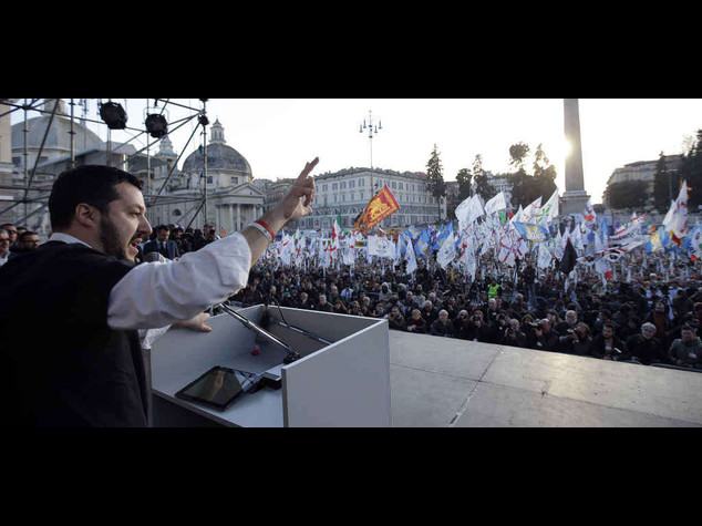 Salvini porta i leghisti a Roma "Renzi servo sciocco dell'Ue"