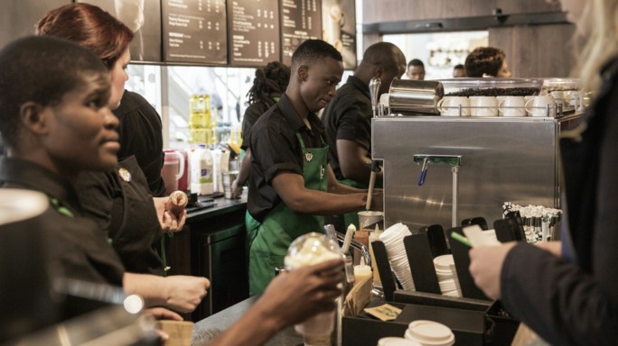 10mila assunzioni, case libere e un fondo da 4 milioni: l'aiuto ai rifugiati di Starbucks, Airbnb e Google