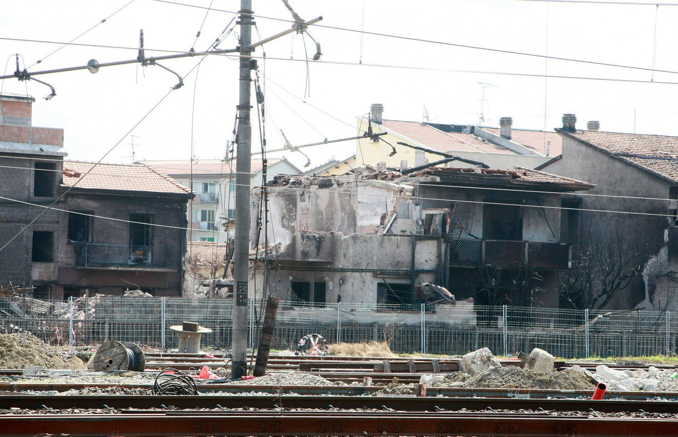 Strage di Viareggio: definitiva la condanna a cinque anni per Mauro Moretti. L'ex ad di Rf...