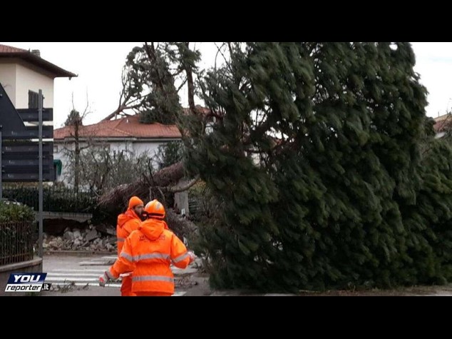 Maltempo: vento a 150km/ora in Toscana, pioggia in Abruzzo e Lazio, neve nelle Marche
