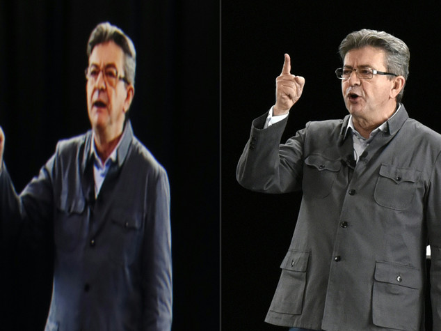 Melenchon candidato ubiquo: in 6 mila a Parigi per il comizio del suo ologramma