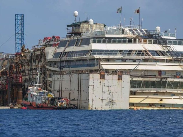 La Costa Concordia e' tornata a galleggiare; spostata di 30 metri