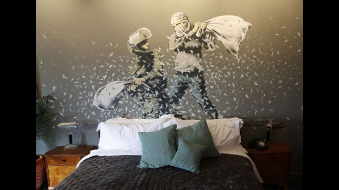 Il nuovo albergo a Betlemme firmato da Banksy. Con vista sul muro