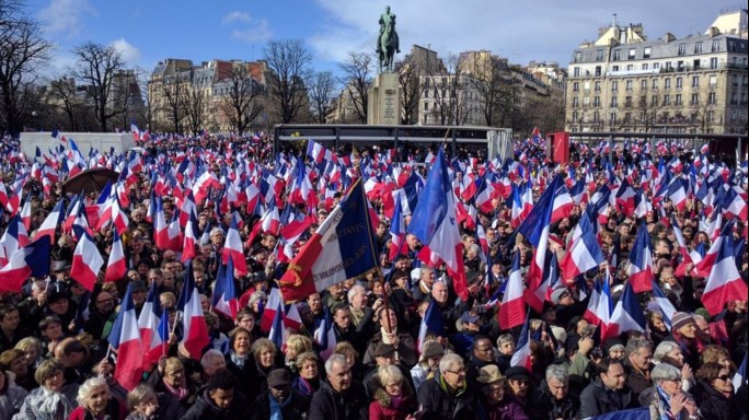" Allons enfants de la Patrie ", la corsa di Fillon continua