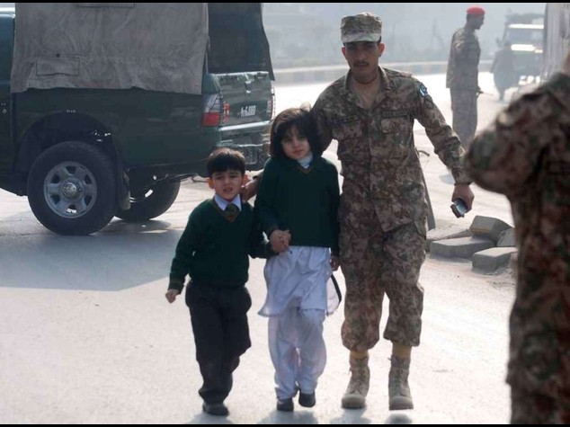 Pakistan: strage studenti scuola militare, 100 bambini uccisi - Video