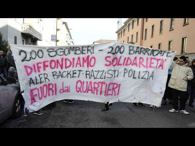 Milano, ancora sgomberi e scontri con i centri sociali - Video
