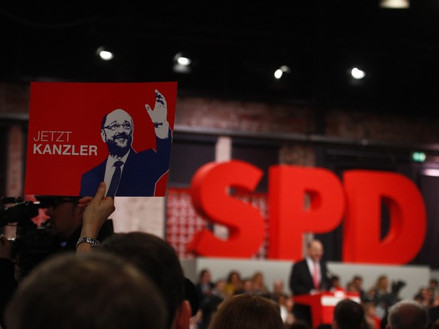 L'Spd incorona Schulz. Parte la sfida a Merkel