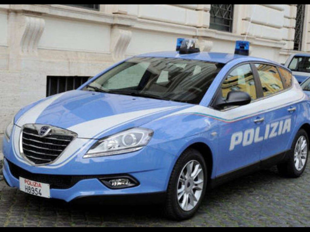 Le auto della Polizia cambiano livrea, spunta il tricolore - Foto