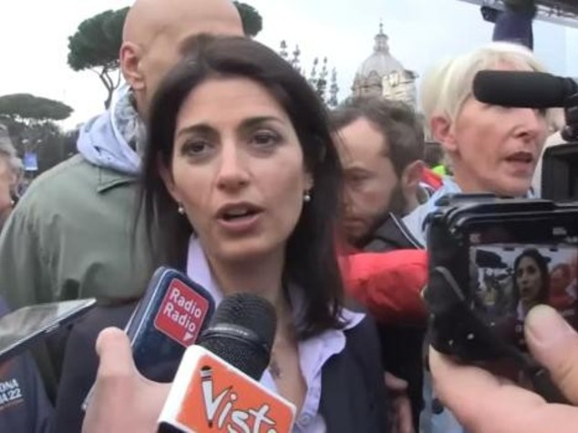 Raggi annuncia: "Chiuderemo i primi due campi rom"