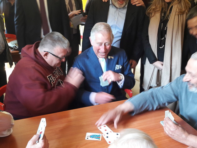 Il 'tresette reale' di Carlo con i pensionati della Caritas