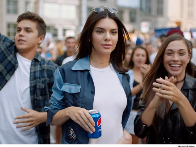 Un video con Kendal Jenner imbarazza la Pepsi e scatena le parodie