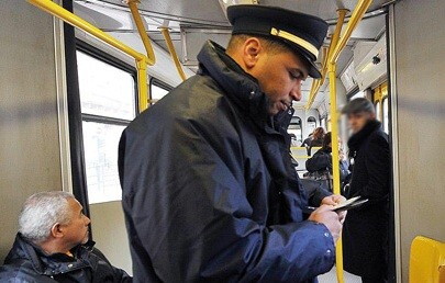 Si addormenta in autobus e salta la fermata, multa di 58 euro a uno studente di 15 anni