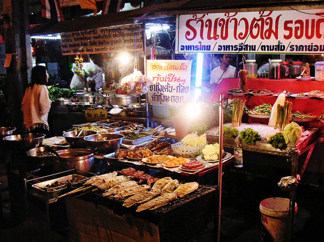 Addio allo street food di Bangkok. Il governo vieta le bancarelle