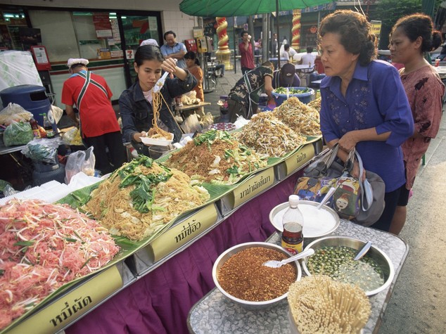 Addio allo street food di Bangkok. Il governo vieta le bancarelle