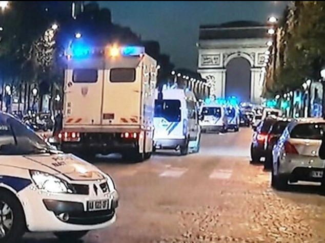 Attacco alla polizia con Kalashnikov a Parigi . Isis rivendica