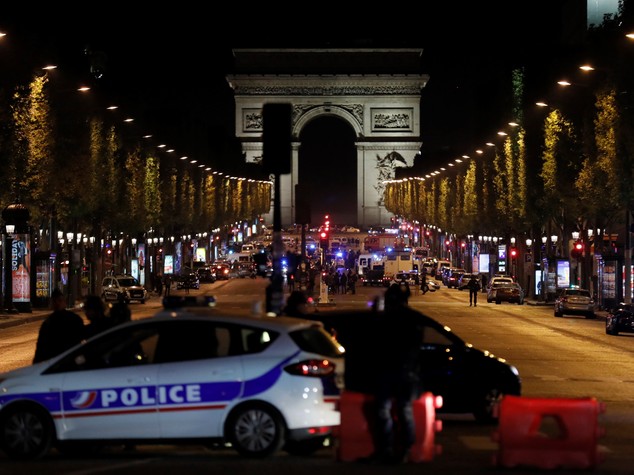 Un soldato dell'Isis nel salotto buono di Parigi: la simbologia dietro l'attentato