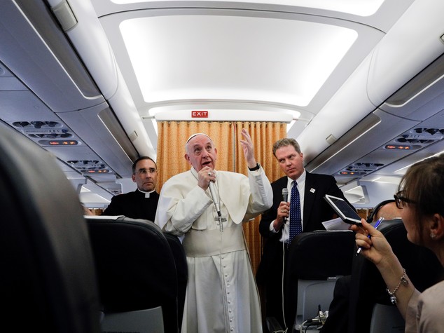Migranti nei lager in Italia e Ue a rischio, cosa ha detto il Papa sull'aereo
