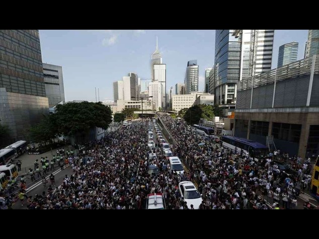 Dilaga la protesta anti-Pechino a Hong Kong: migliaia di manifestanti per le strade - FOTO