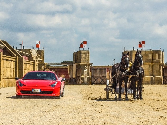 Ferrari contro biga a Cinecittà World. Sfida tra cavalli sul set di Ben Hur