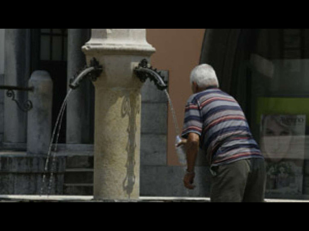 Caldo: Federanziani, un decalogo per difendersi dall'afa