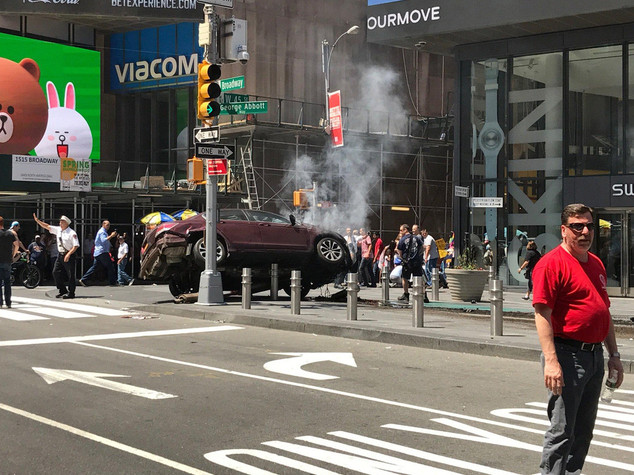 Auto piomba sulla folla a Times Square. Cosa sappiamo finora